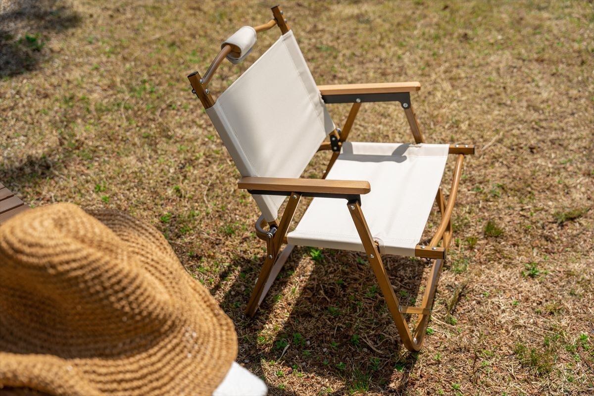 木目調のアルミフレームと天然木のアームレストがナチュラルな雰囲気を