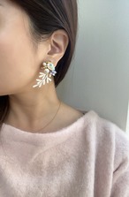 ホワイトリーフビジューイヤリング