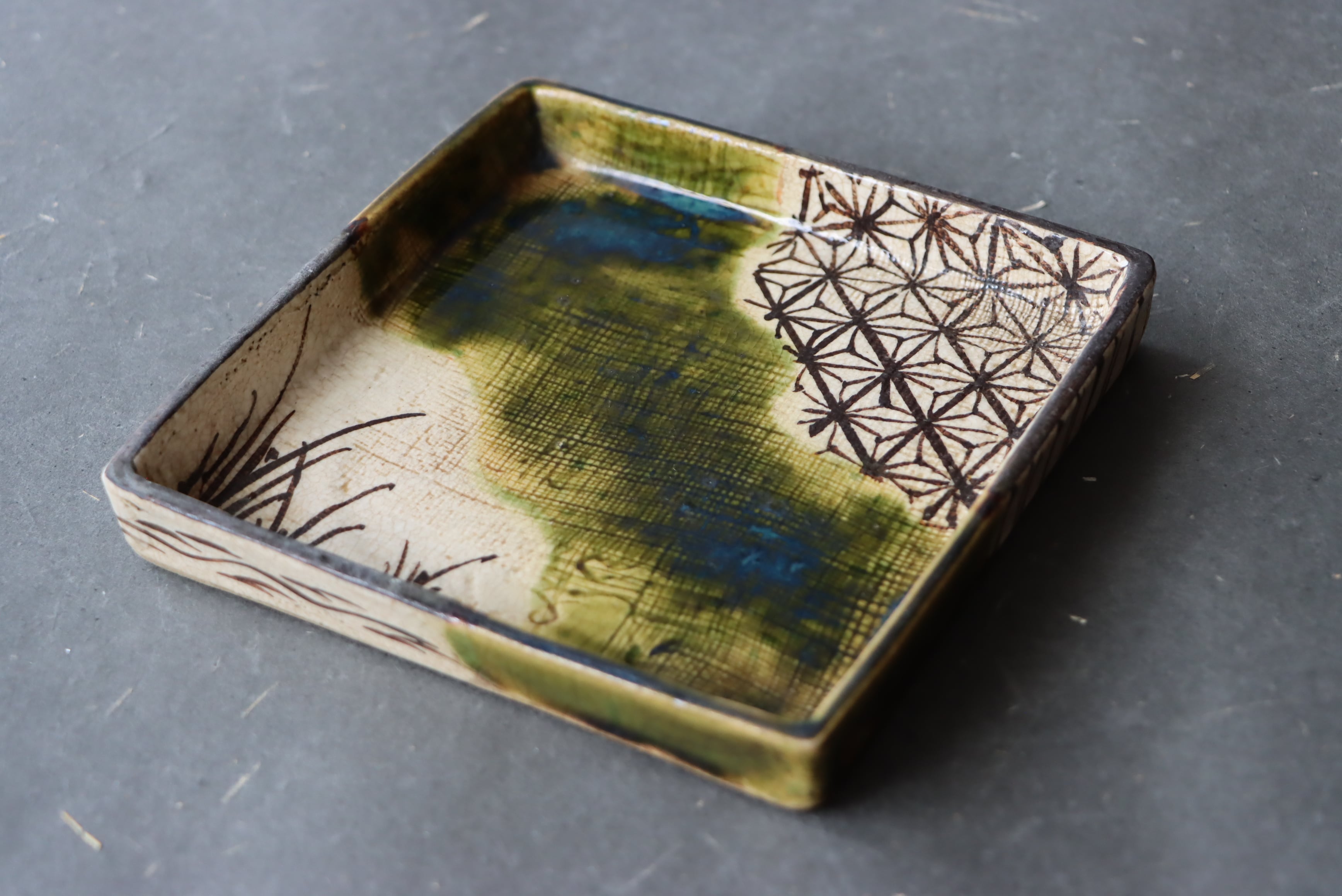 織部焼 在銘 麻の葉草文 角皿/Oribe-ware square plate | (有)新原美術