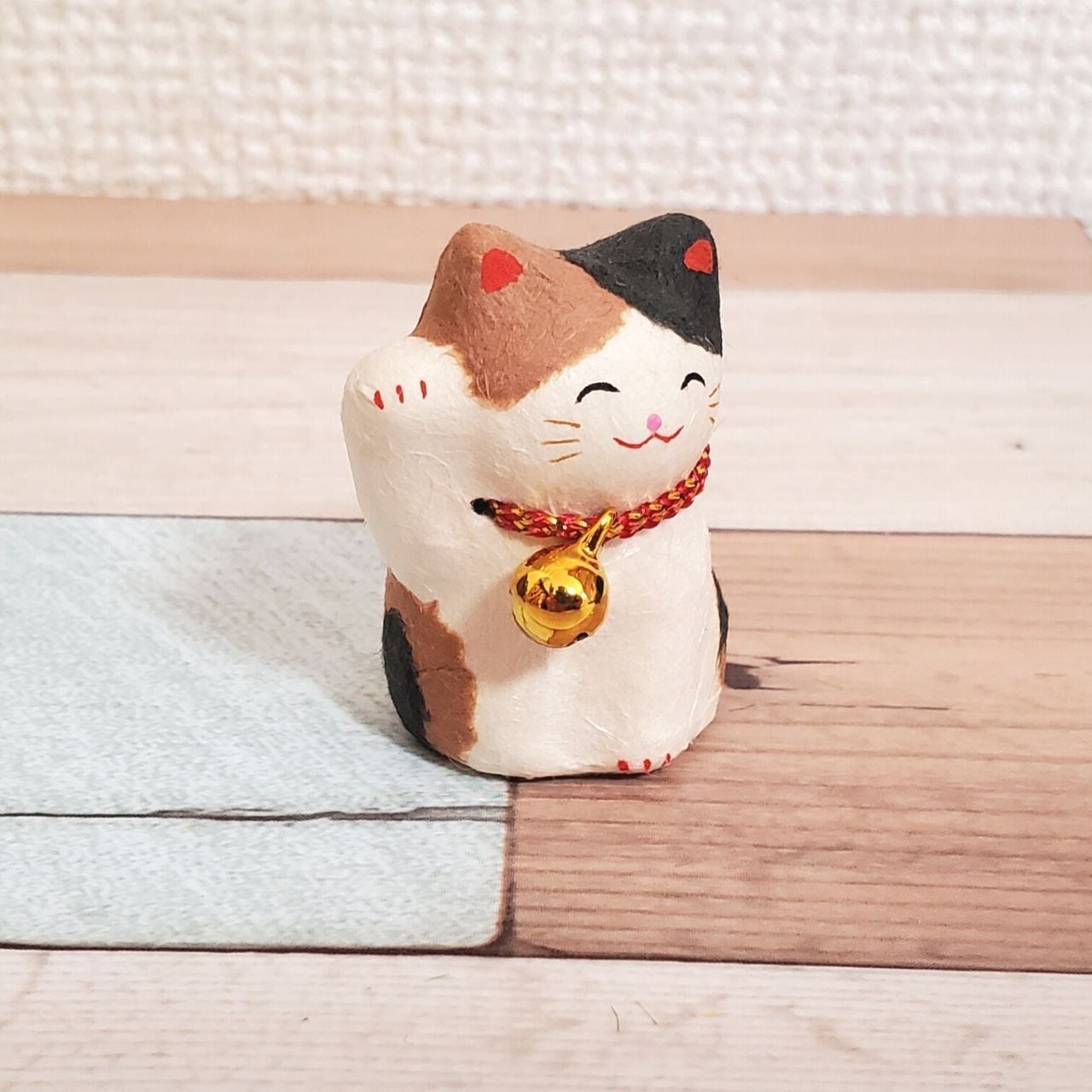 ちぎり和紙のにっこり招き猫(三毛)