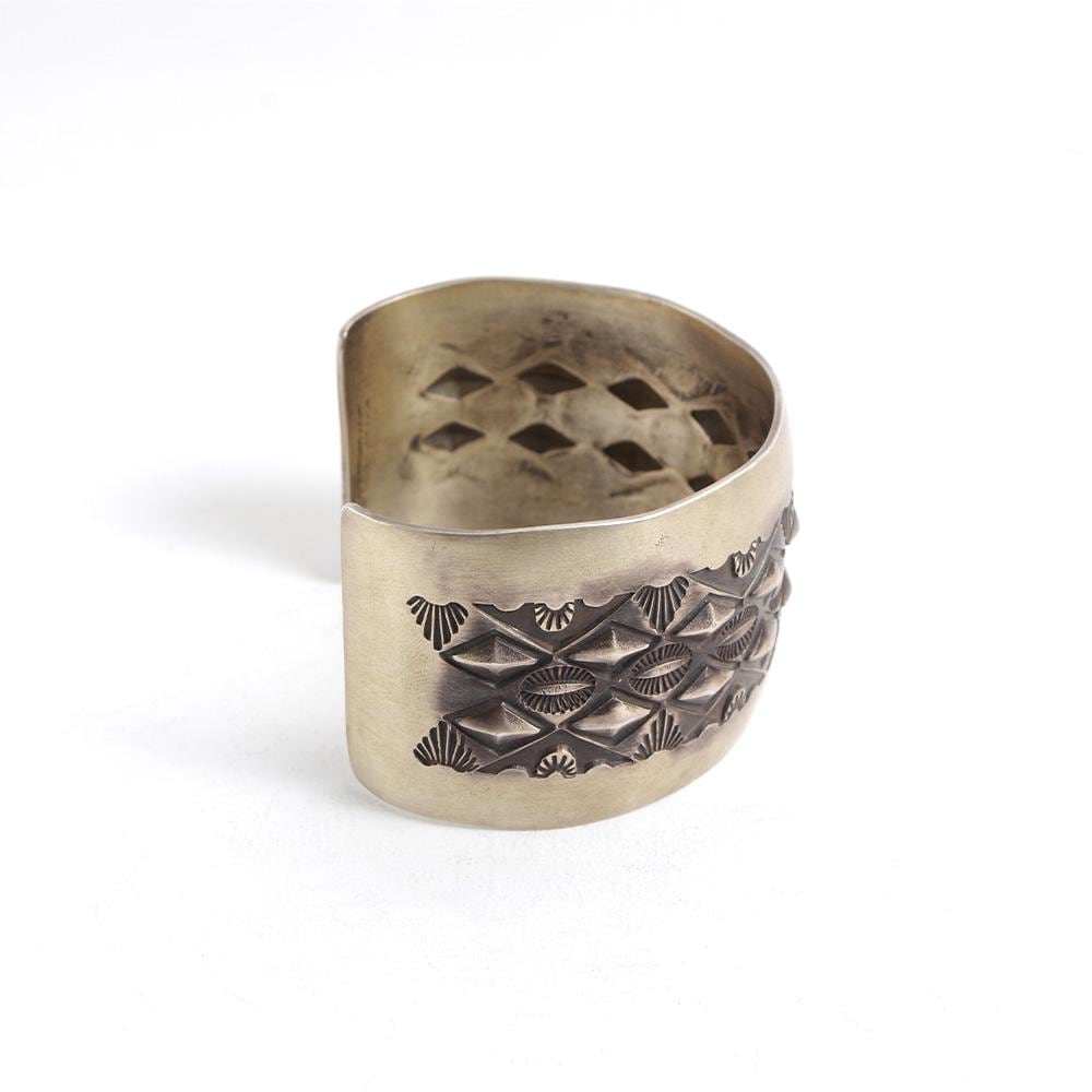 INDIAN JEWELRY インディアンジュエリー】Navajo Stampwork Widebangle