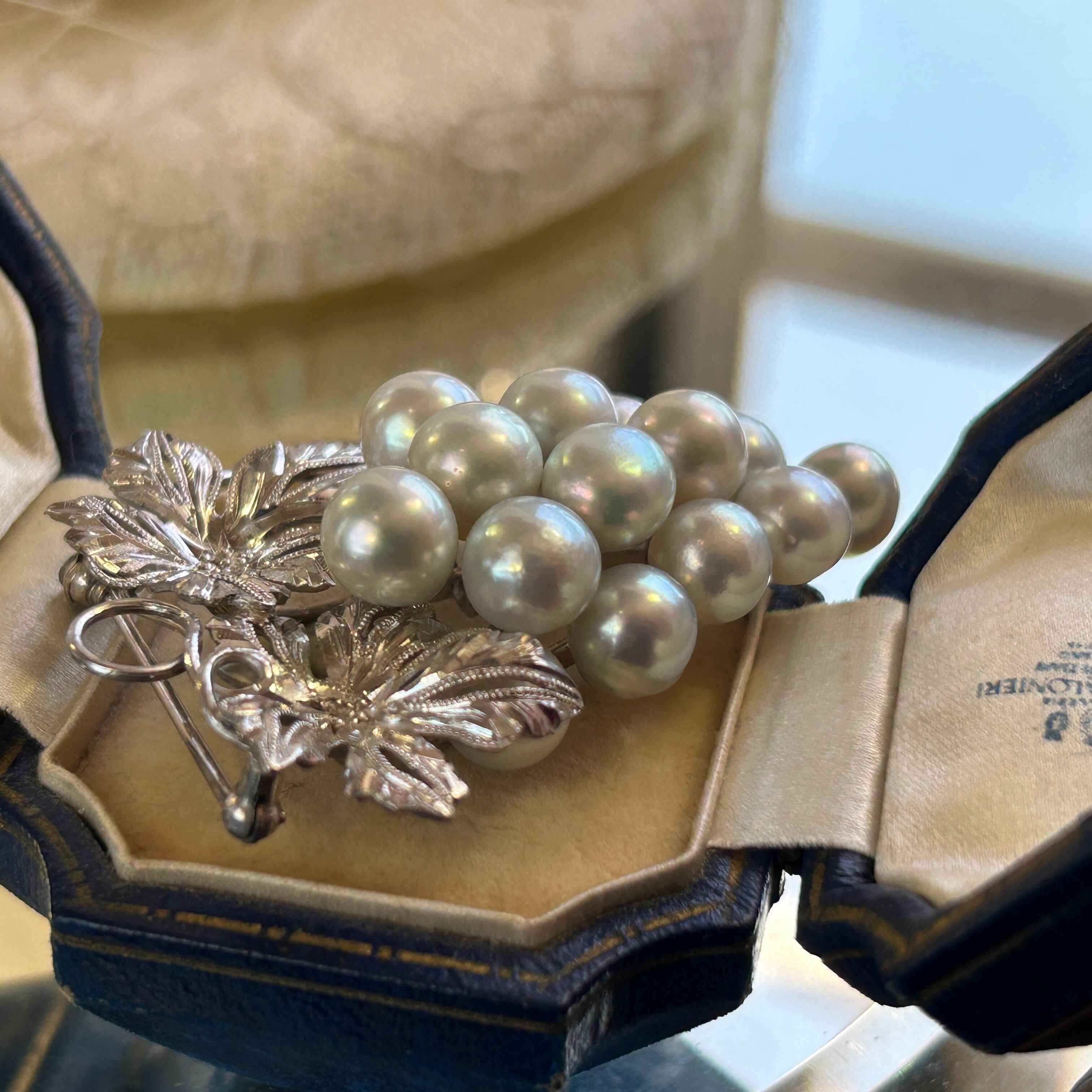 ヴィンテージ  シルバー系あこや真珠たわわ葡萄のブローチ
