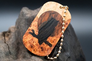 ※【朱色の銘木】 本花梨瘤 紅白 ドッグタグ 象嵌 夜とミミズク