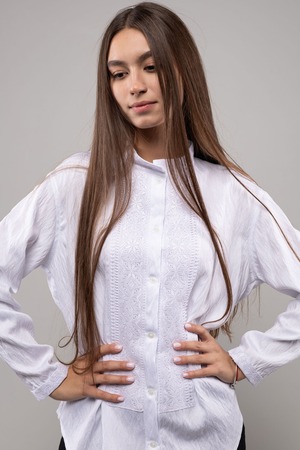 ウクライナ刺繍ヴィシヴァンカ グラージュ・ニジンカ（平行縫い）　シルク手刺繍　シャツ　麻　レディース・フリーサイズ