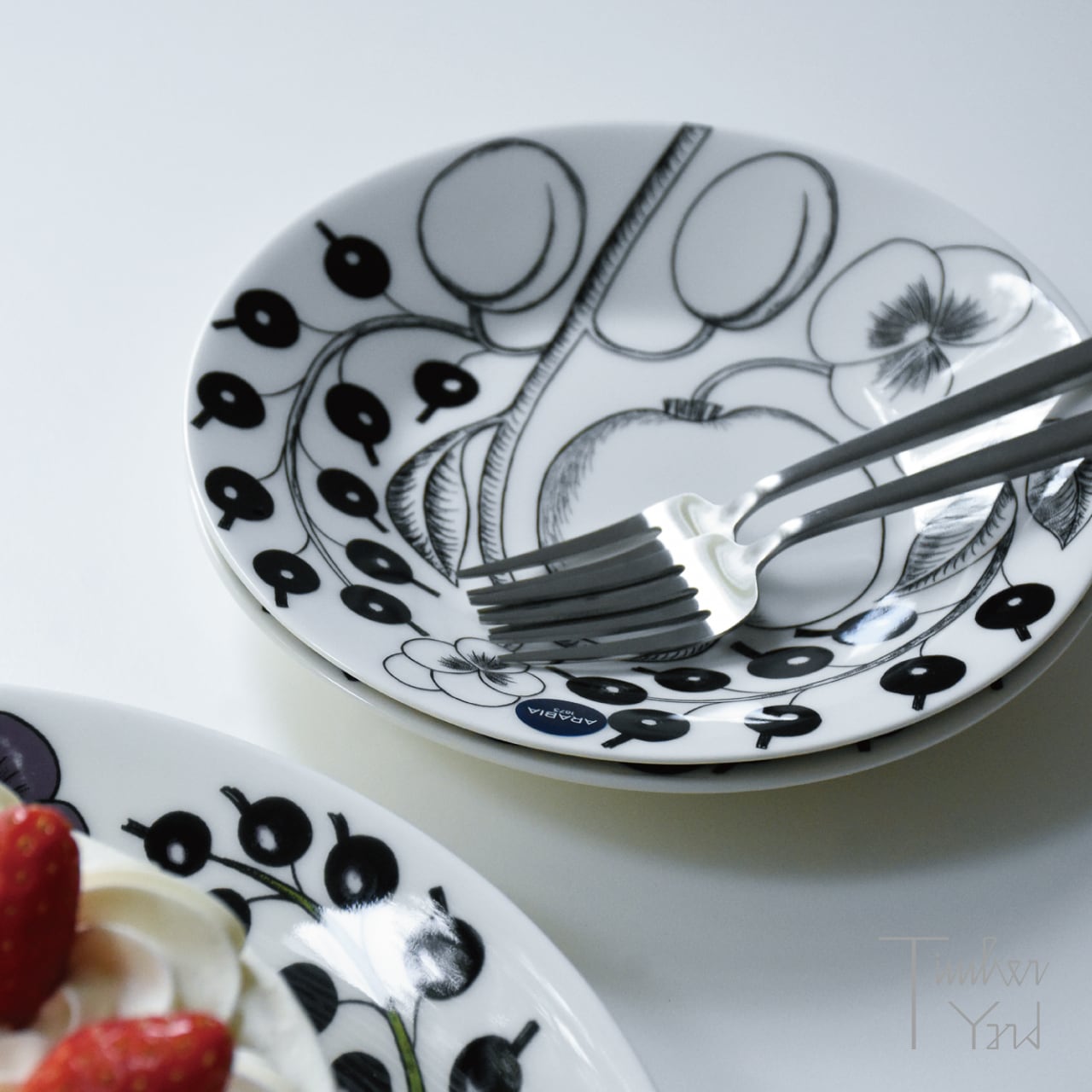 パラティッシ プレート 16.5cm / ソーサー ブラック / Paratiisi Plate