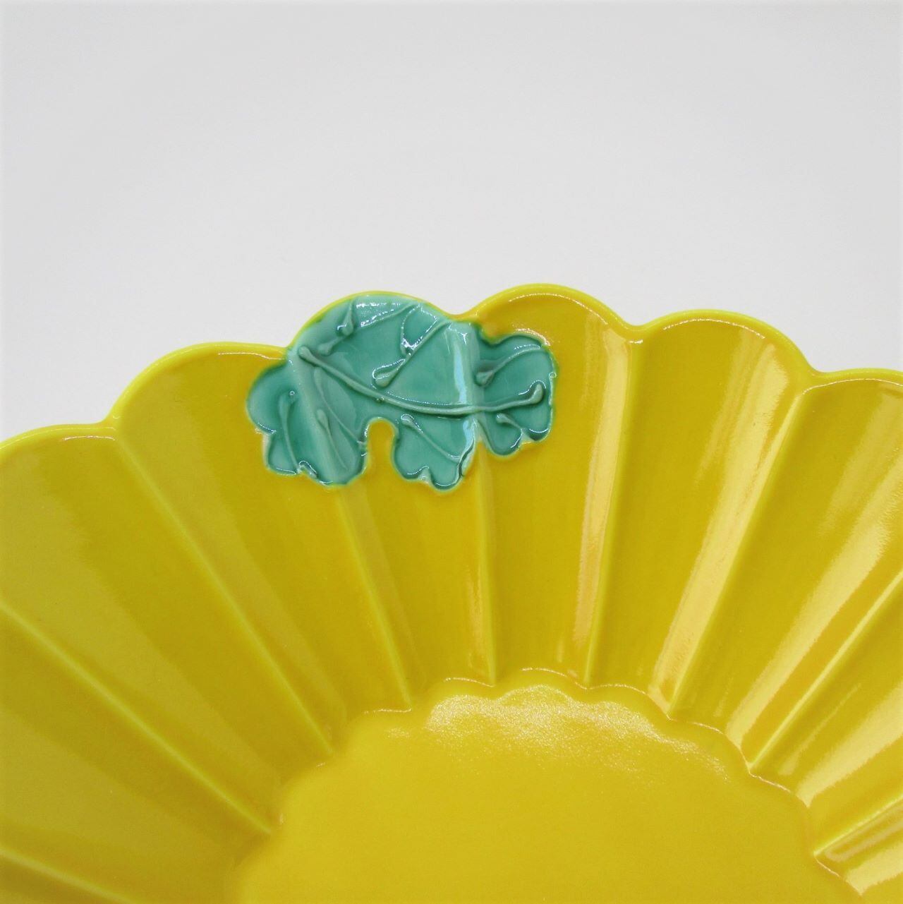 黄釉緑交趾葉紋菊彫浅鉢【波佐見焼】 | Pay ID