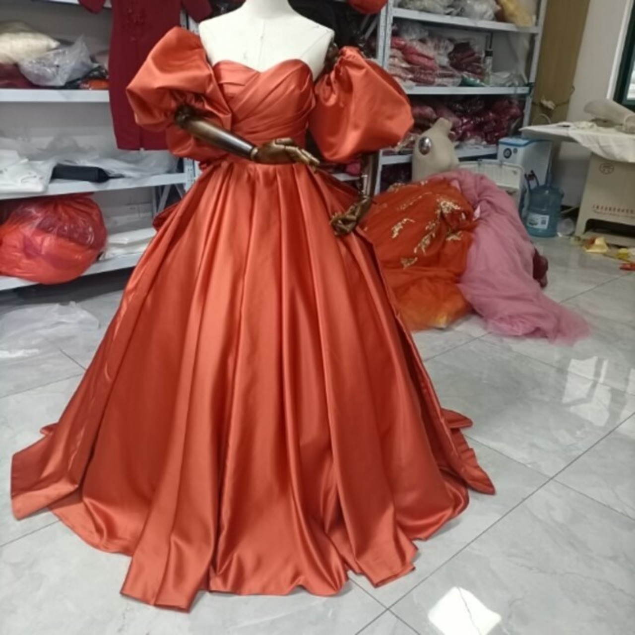 高品質！カラードレス テラコッタ色 ベアトップ 光沢サテン 華やかな  