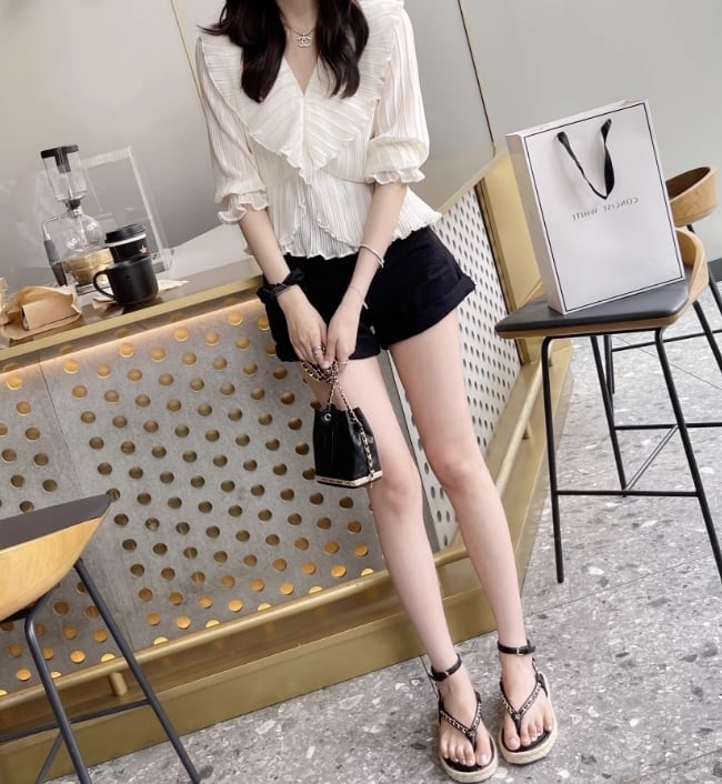 トップス シャツ 袖あり 5分袖 五分袖 ボリューム袖 Vネック フレア フリル ふわふわ 透け感 かわいい 大人可愛い きれいめ シンプル 大人 上品 おしゃれ お洒落 大人女子 こなれ感 キュート セクシー エレガント 抜け感 ゆったり フレンチ シック ロマンチック 無地 春 夏 10代 20代 30代 レディース 女性用 学生 デート お出かけ 女子会 休日 パーティー イベント リゾート 着回し 普段使い 韓国系 XS S M L 白 ホワイト モノトーン 春カラー