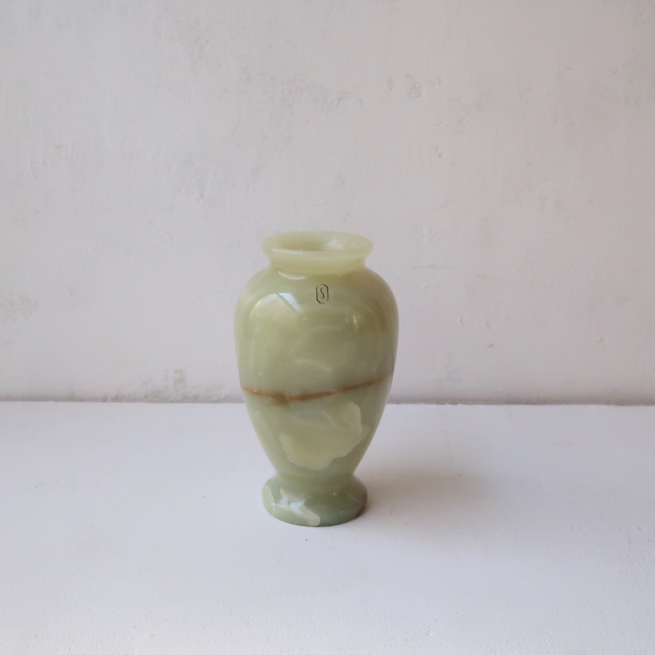 丸みのあるストーンの花瓶