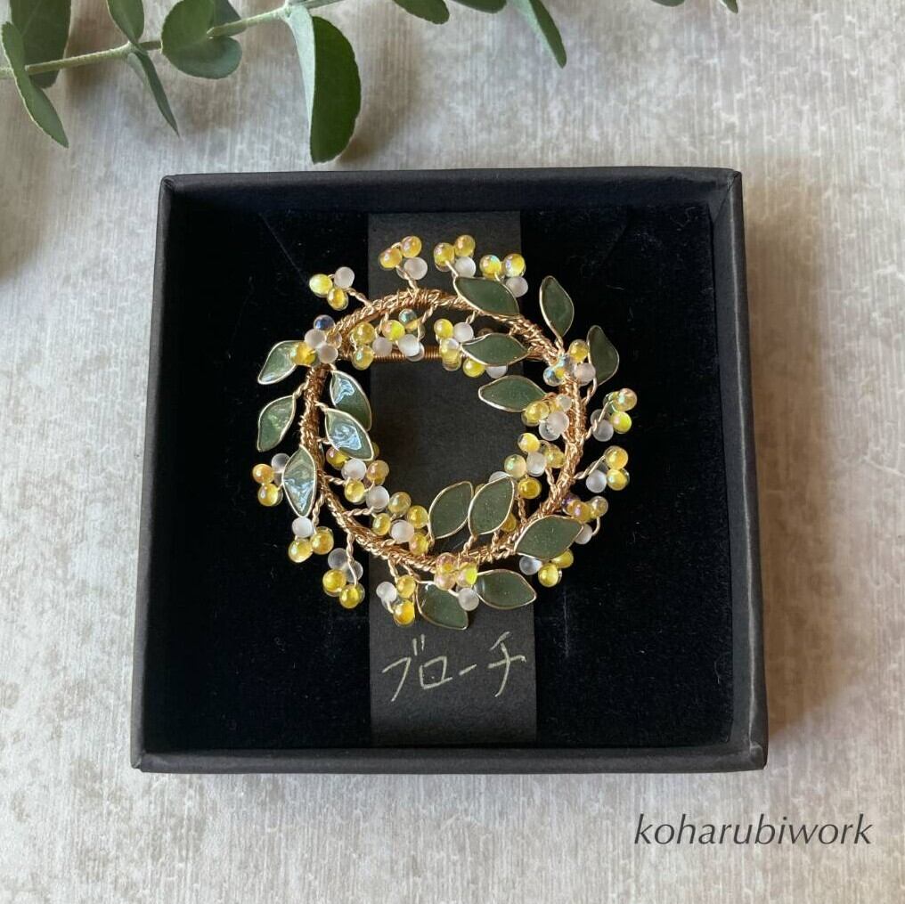 ミモザのブローチ