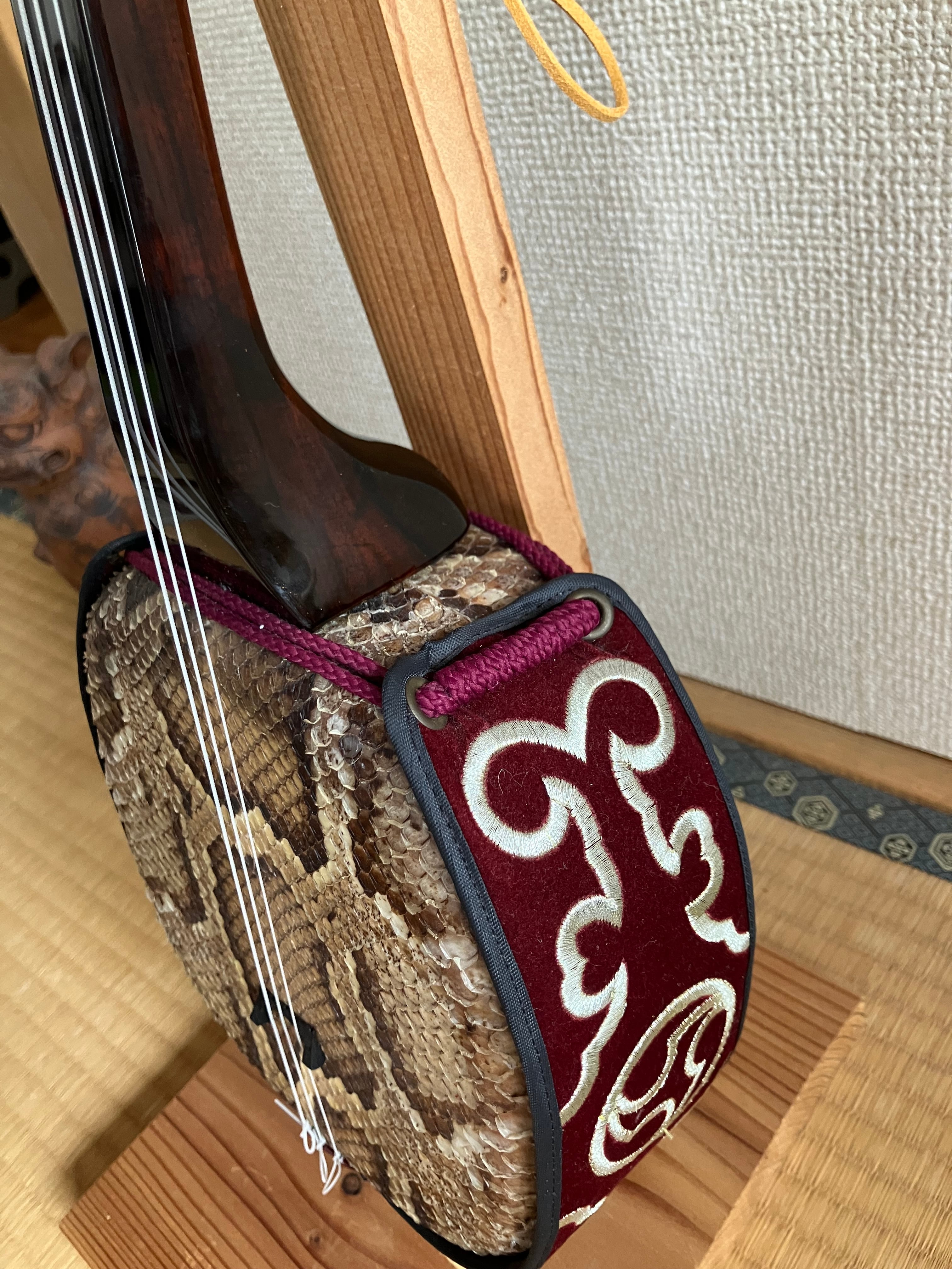 匠 工芸士仲嶺盛文作上級黒檀マカビ型スンチ仕上げ黄本皮 | クオレ三線