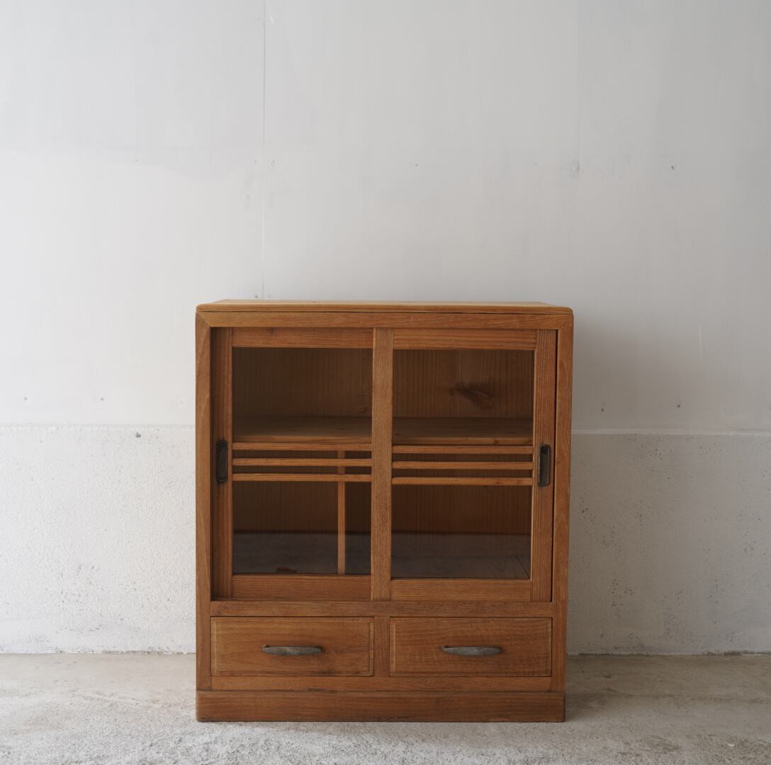 古いガラス戸棚