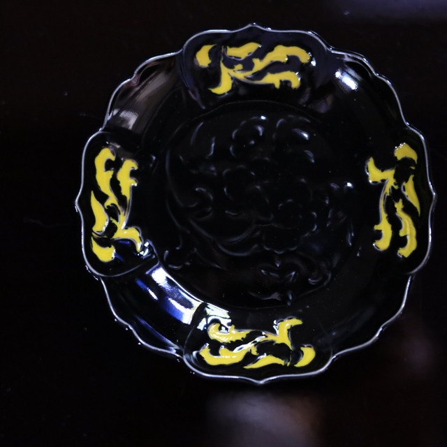黒釉一珍黄草花　輪花蒸碗（台皿付）