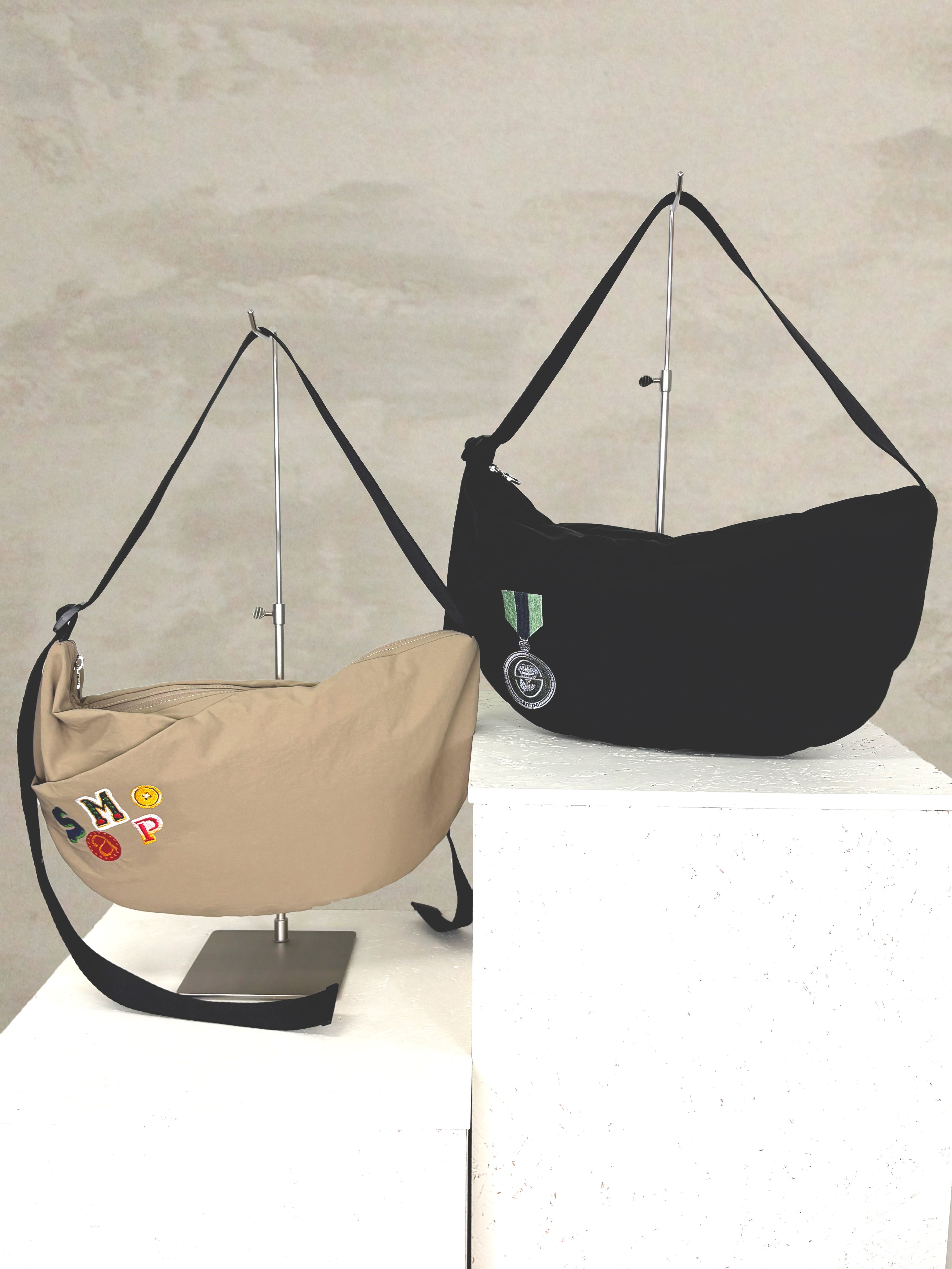 半円型ショルダーバッグ《内装テキスタイル・刺繍・撥水・軽量》