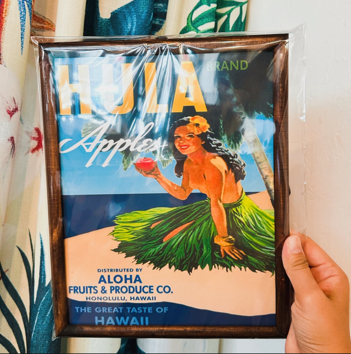 Hawaiian 絵画【木製額付】 ナチュラルテイストの額に入ったレトロな絵【HULA APPLE】 | ALOHACOCO