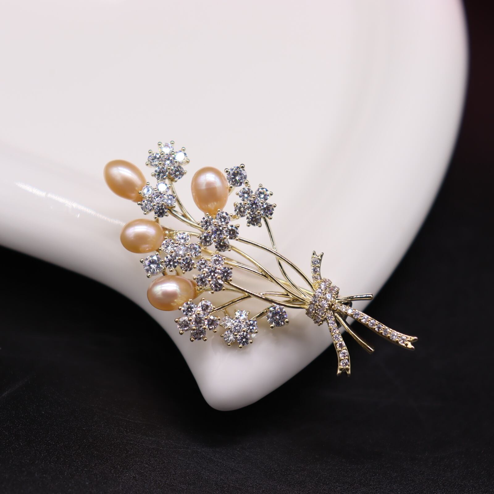 シェルビーズネックレス（太）<アフリカのビーズアクセサリー： 美品 