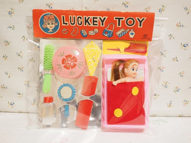 「LUCKEY TOY」ベッド付きカール人形と小物セット（破損あり）