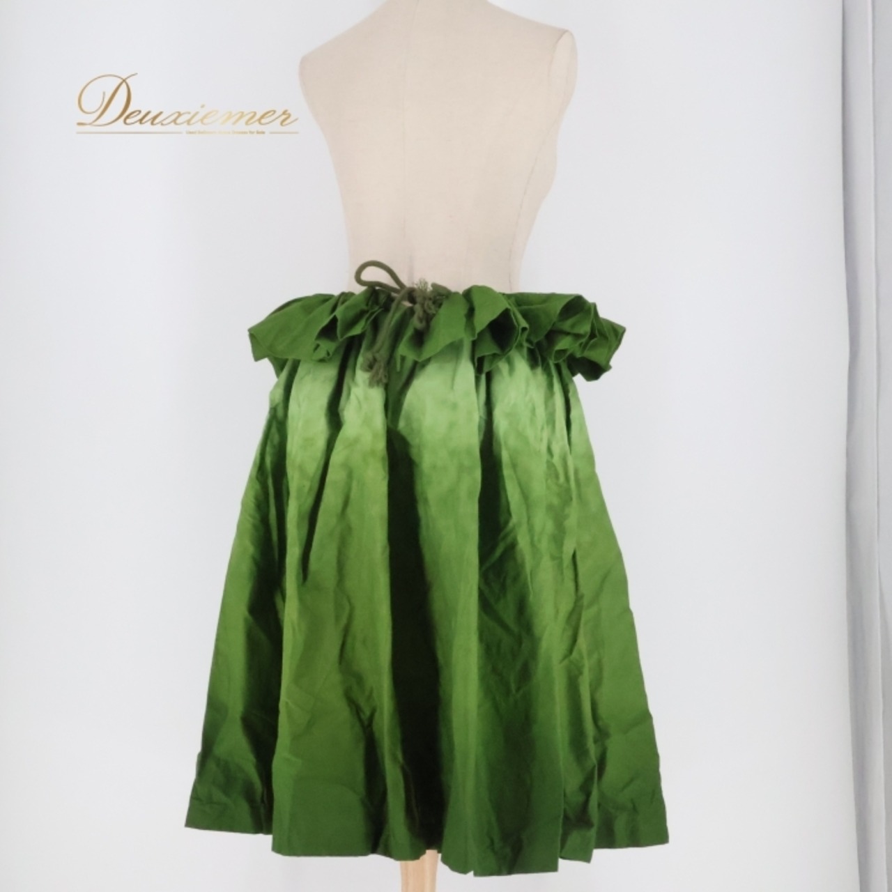 フラダンス 衣装 紐パウスカート グリーン系 グラデーション ワンカラー 無地 フリル シングル シンプル かわいい 華やか 鮮やか 明るい きれい 緑 パウスカート ハワイアン アロハ フラ ダンス レッスン 練習 おしゃれ ハワイアンスタイル