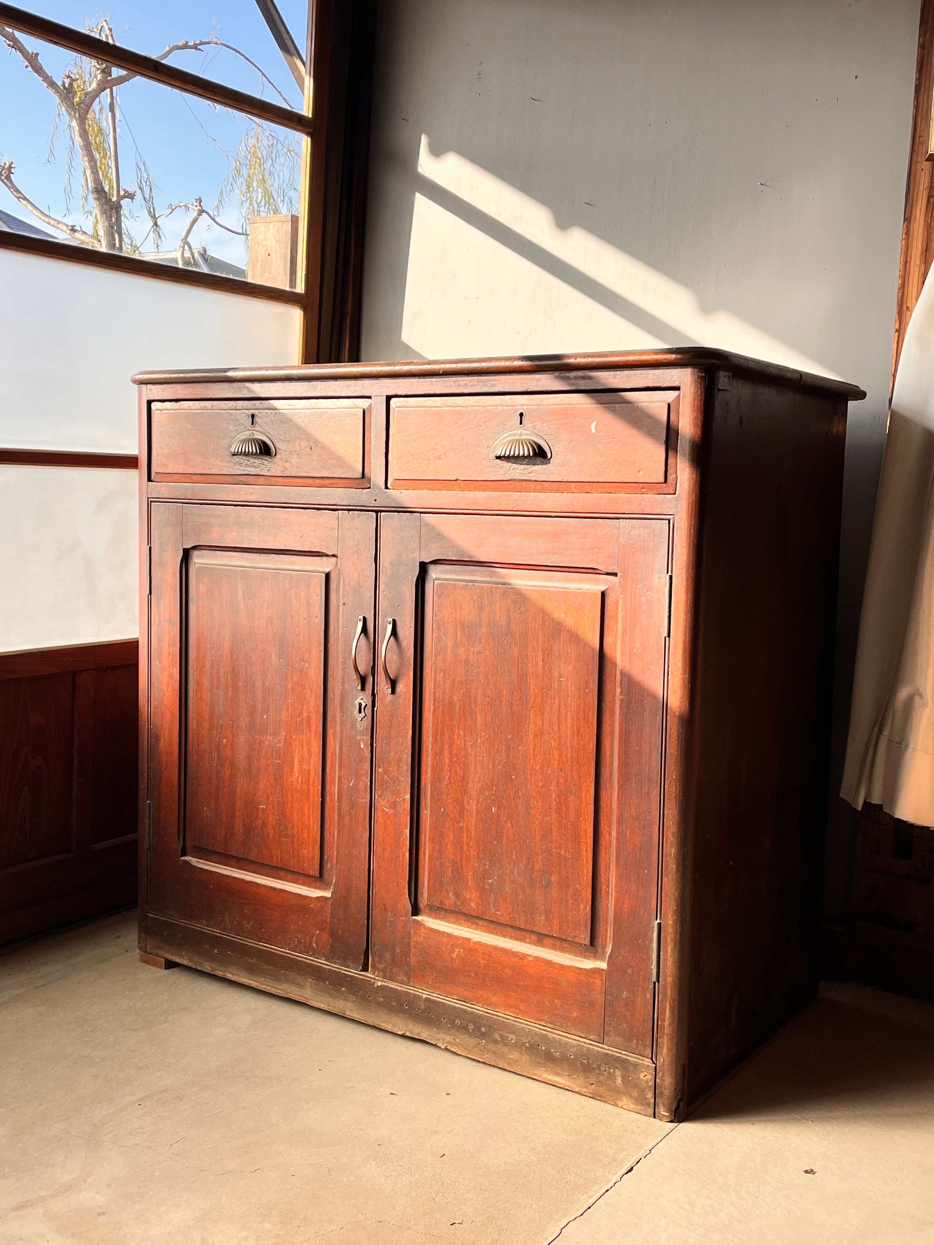 重厚なキャビネット