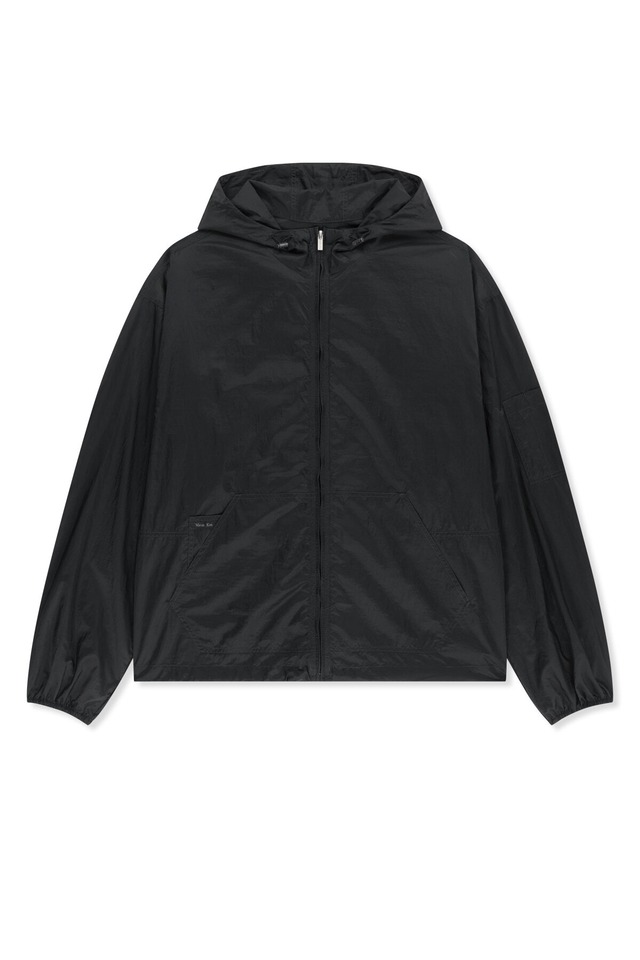 [Matin Kim] BACK LOGO HOODY WINDBREAKER FOR MEN IN CHARCOAL 正規品 韓国ブランド 韓国通販 韓国代行 韓国ファッション マーティンキム matinkim 日本 店舗