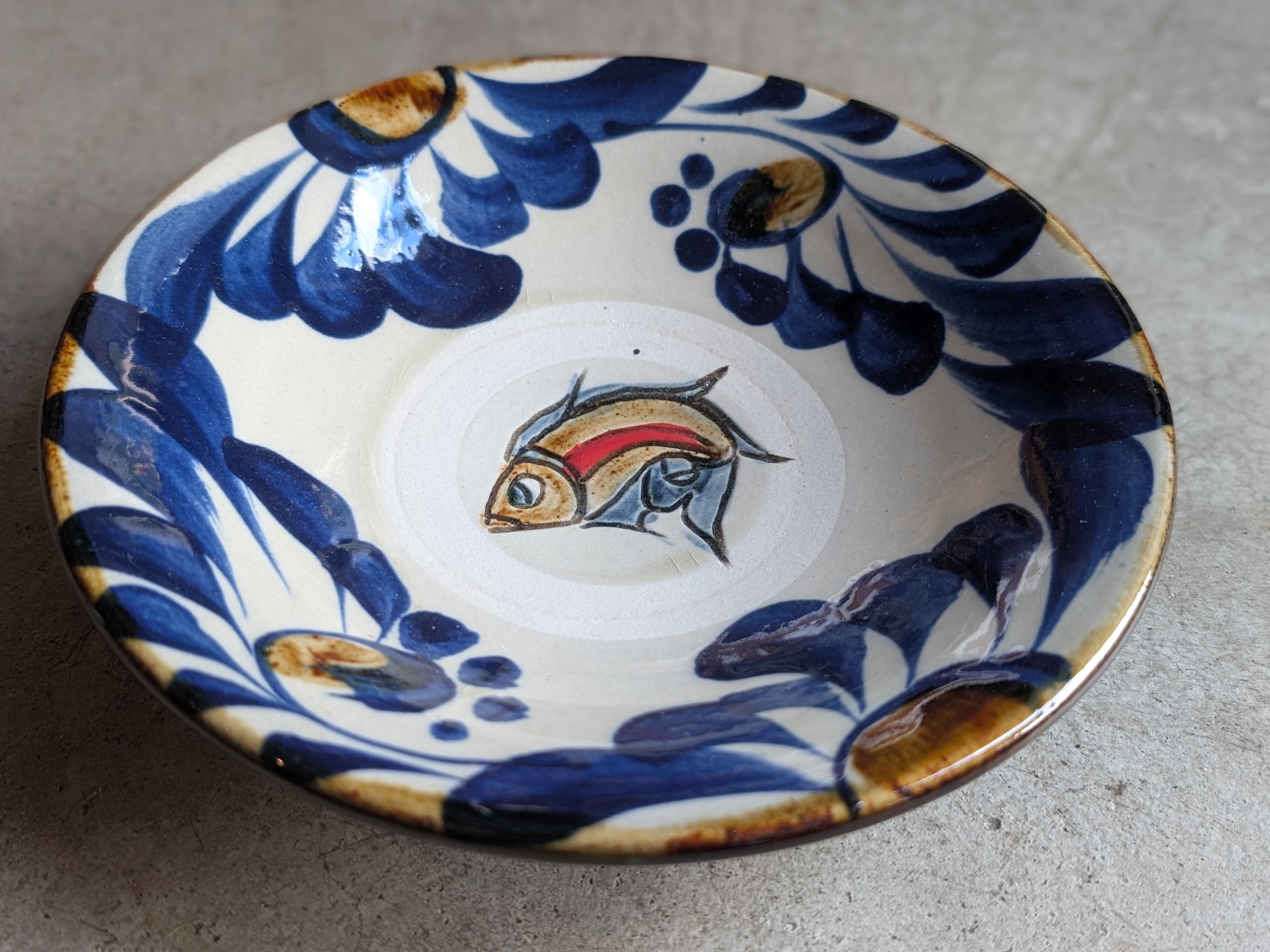 やちむん 皿6寸（コバルト唐草魚紋） | 秀陶房 | inoya | Basic Life