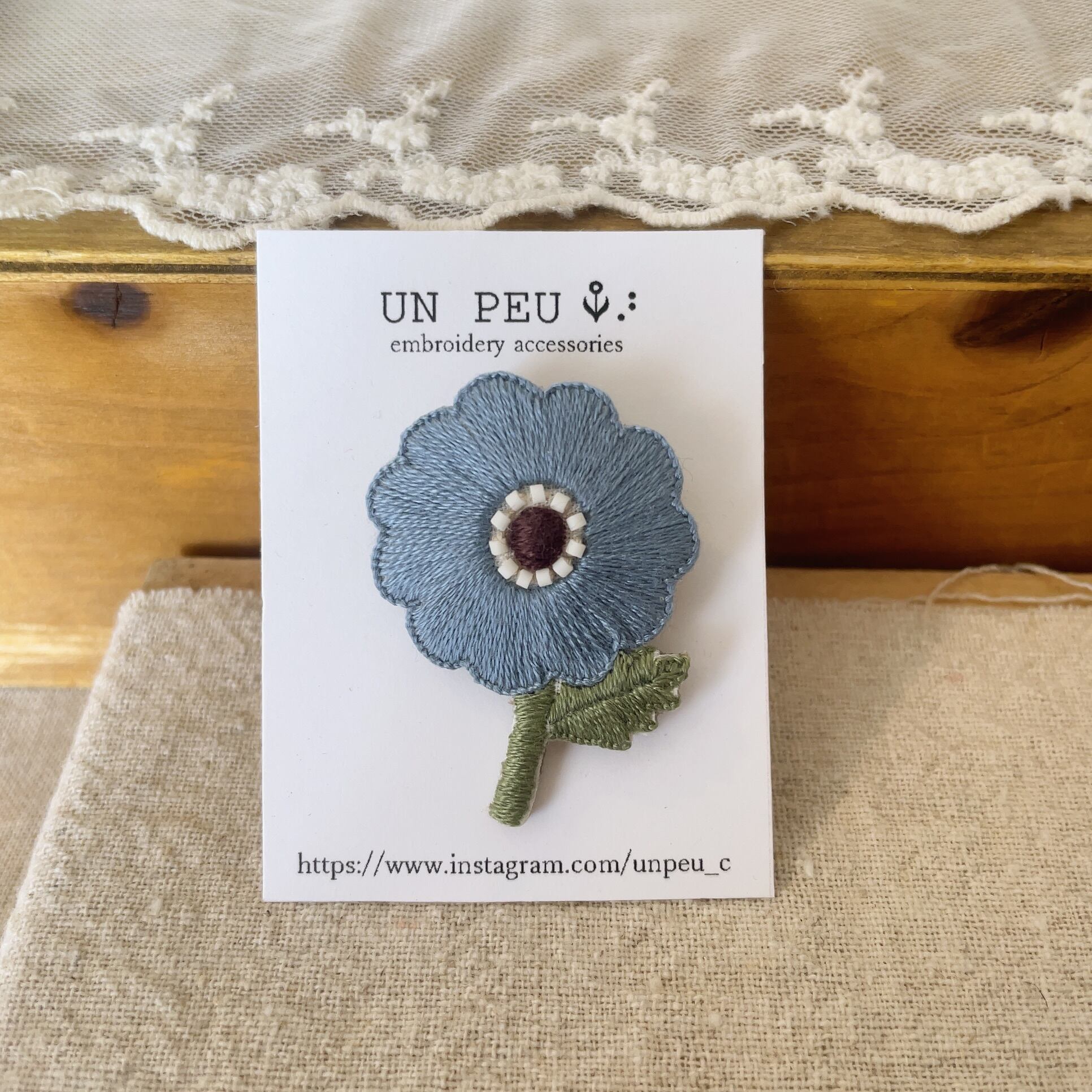 unpeu/ブローチ/アネモネ一輪(水色)