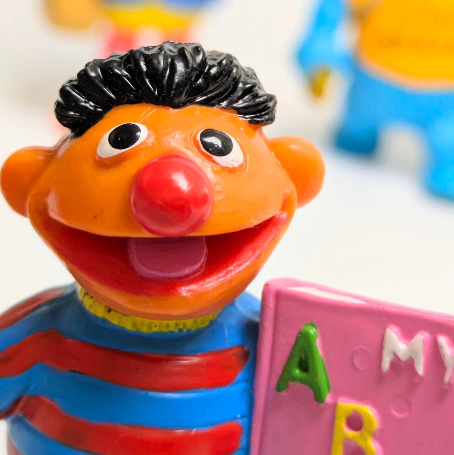 ☆VINTAGE 80'☆【 SESAME STREET( セサミストリート ) 】 Ernie ( アーニー ) /『 ABC BOOK 』PVCフィギュア 〚アメリカン雑貨 アメトイ〛