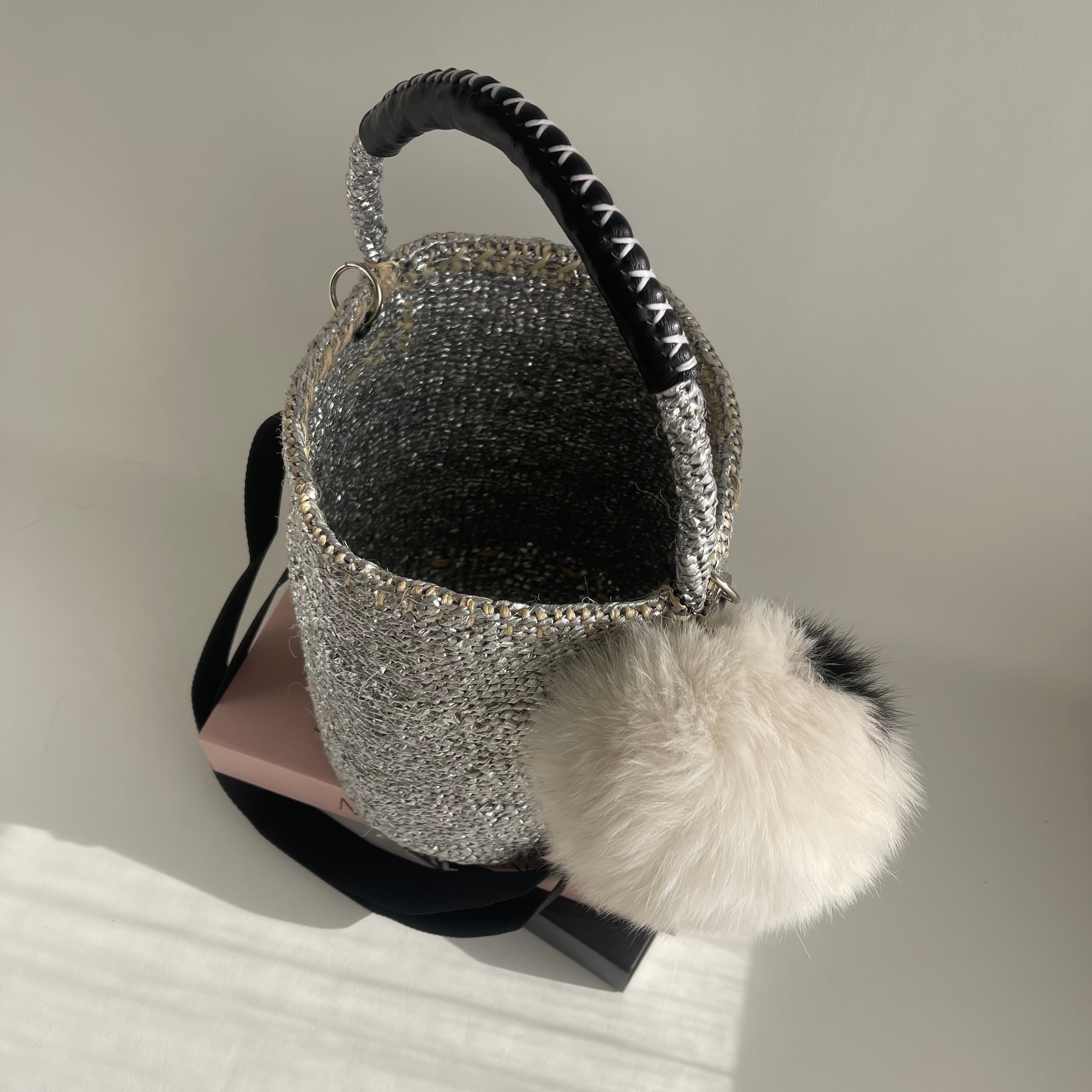 OVAL Shoulder Strap Kago-Bag & FUR / Black x White | meong blue