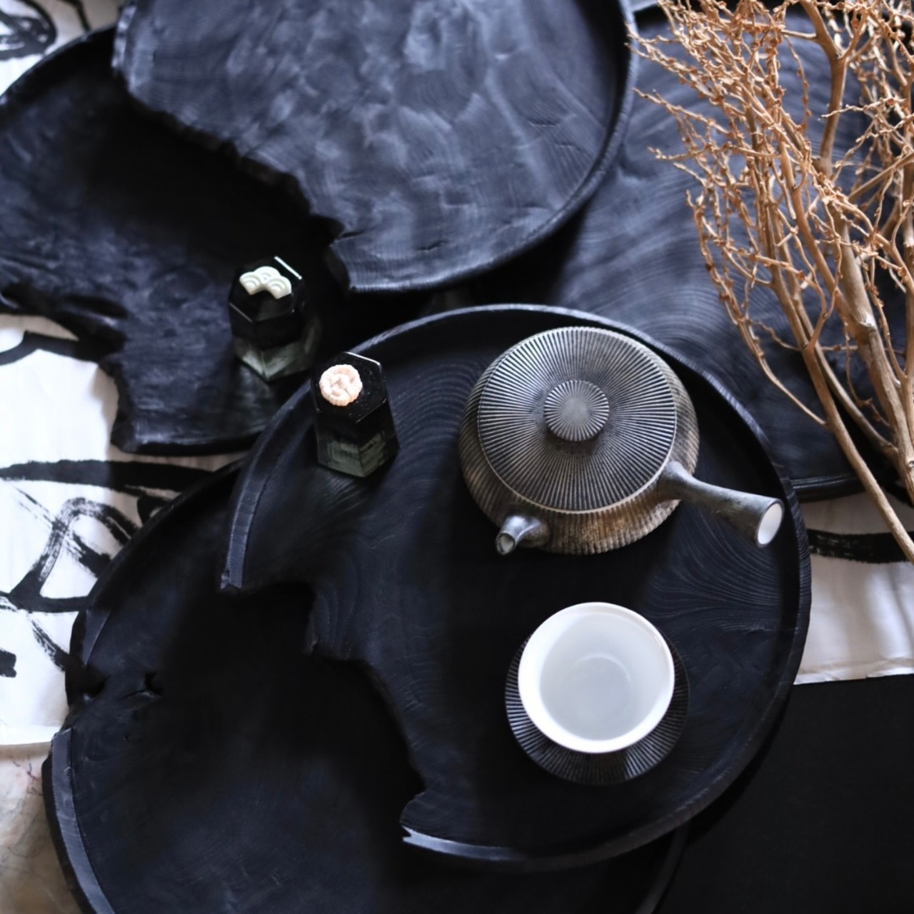 AS 漆山ひろみ　朽ちたTRAY　黒　Φ29-30cm