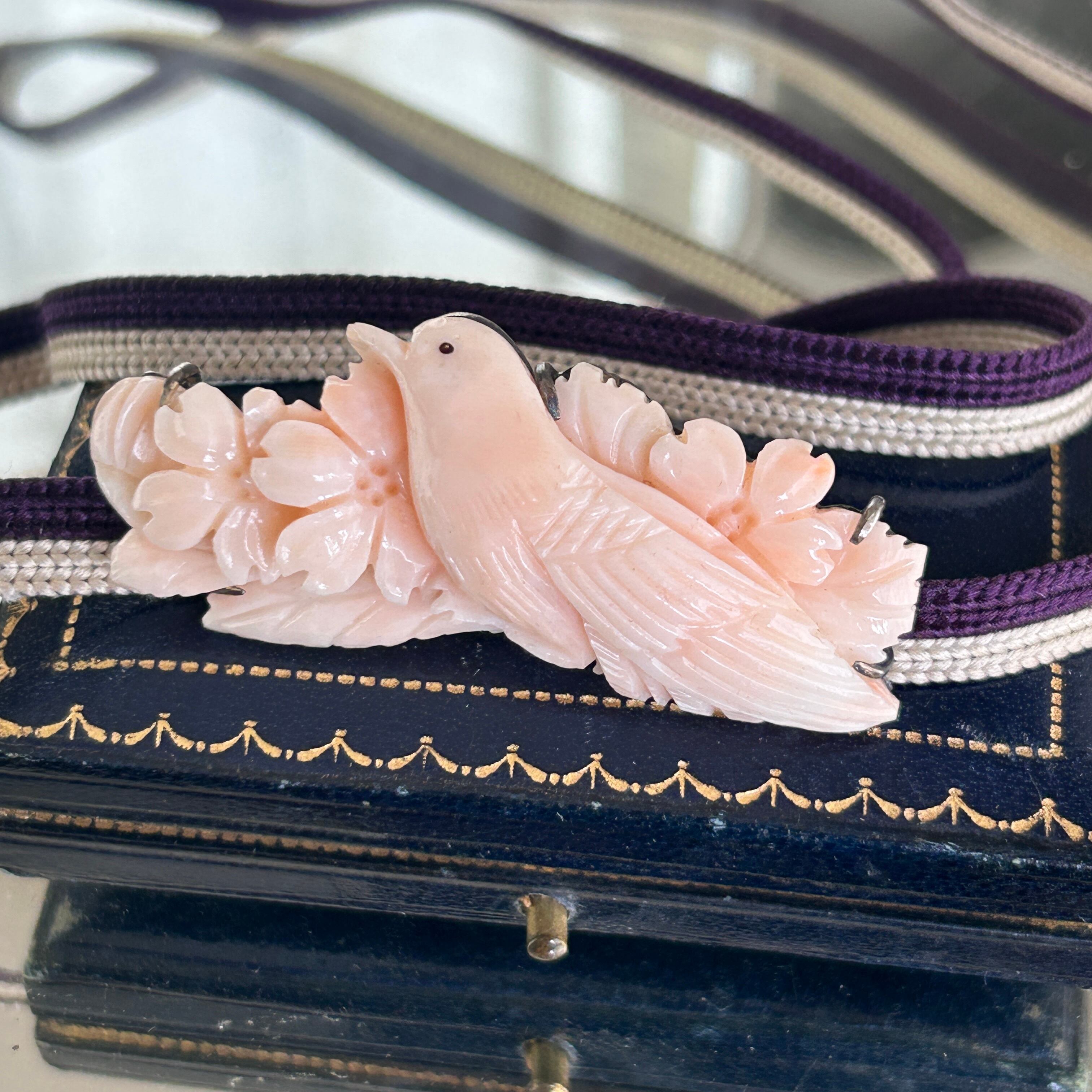 Vintage  薄桃サンゴカービング　桜にヒヨドリのブローチ