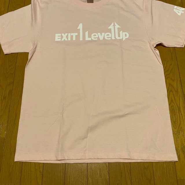 フロントに大きくExit 1 Level Upの1ラインロゴTシャツ【ピンクｘホワイト】