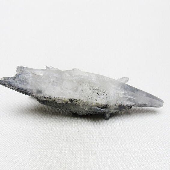 レーザークリスタル 水晶 クラスター 水晶 原石 スティブナイト 輝安鉱入り 一点物 おまかせ便 172-3350