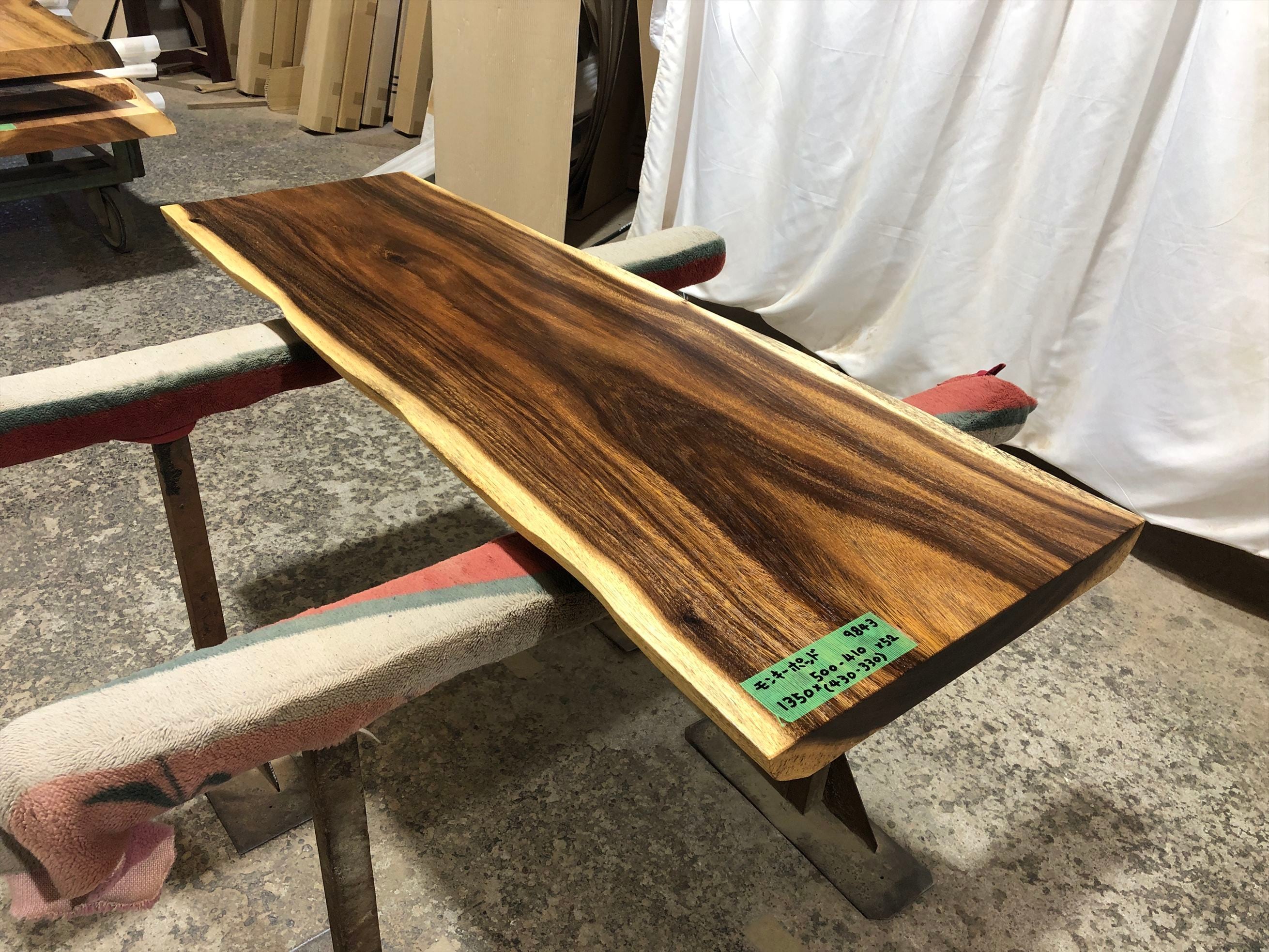 モンキーポッド9843 一枚板無垢 乾燥材 1350x500-410x52mm カウンター センターテーブル ダイニングテーブル