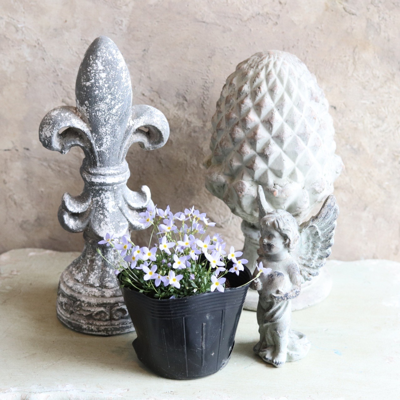 置物　フルールドリスアイリス　お庭に置く　玄関に置く　オブジェ　シャビーシック　オシャレ