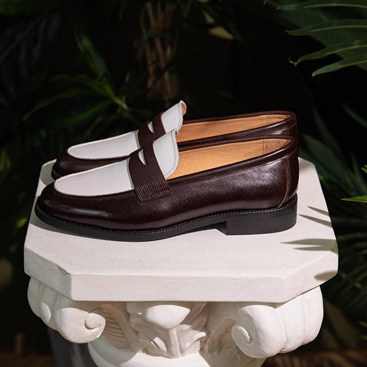 洗練されたデザインと英国スタイルを融合した、牛革製のスクエアトゥローファー　SS017