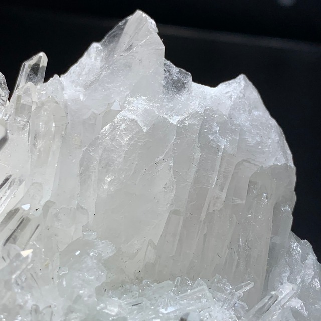 1.フローライトハリネズミが住み着いている水晶クラスター