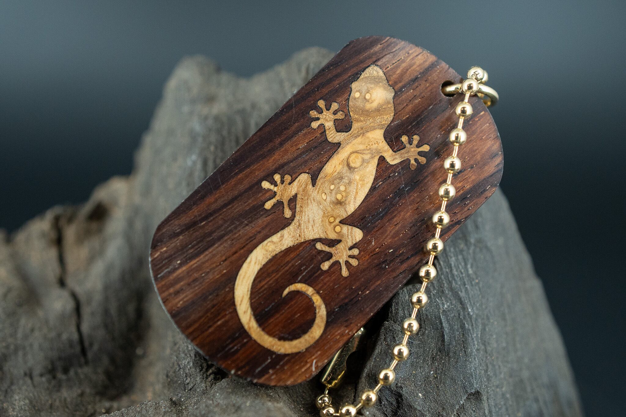 【唐木三大銘木】 紫檀 (ソノケリン) ドッグタグ 象嵌 木登りトカゲ