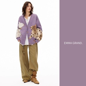 冬の森で寄り添う二匹の猫たちのふわもこカーディガン E00613