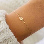 85B イニシャルブレスレット