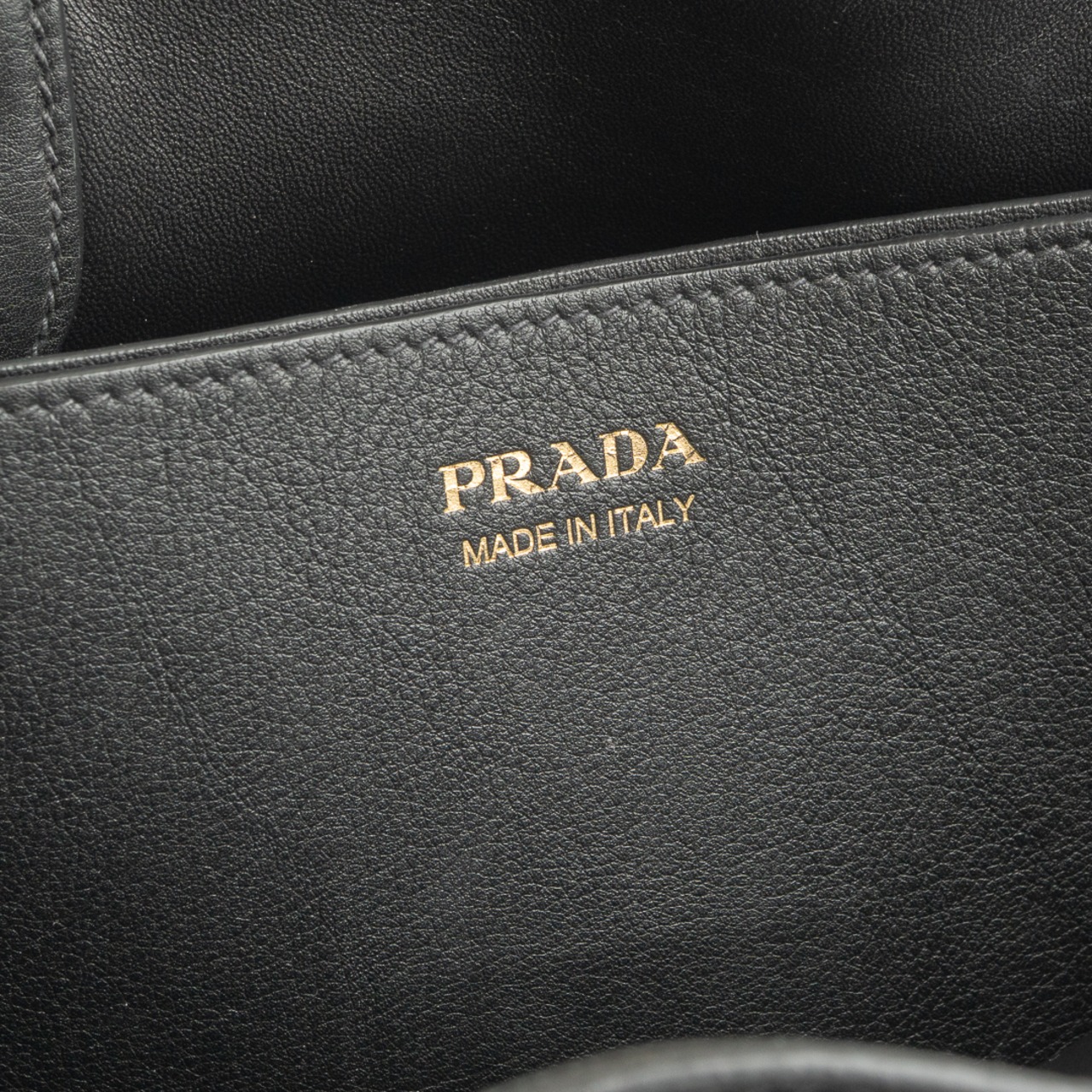 プラダ バックル ラージ レザー ハンドバッグ