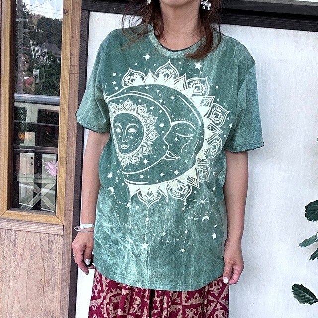 月と太陽Tシャツ