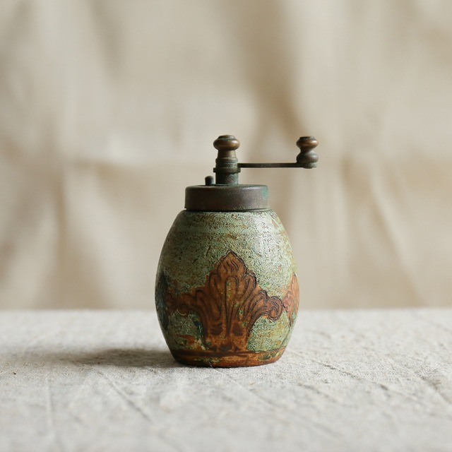 【ご成約品】イタリアから届いた、スパイスミル・ヘビに追い込まれるが、逃げないカエル