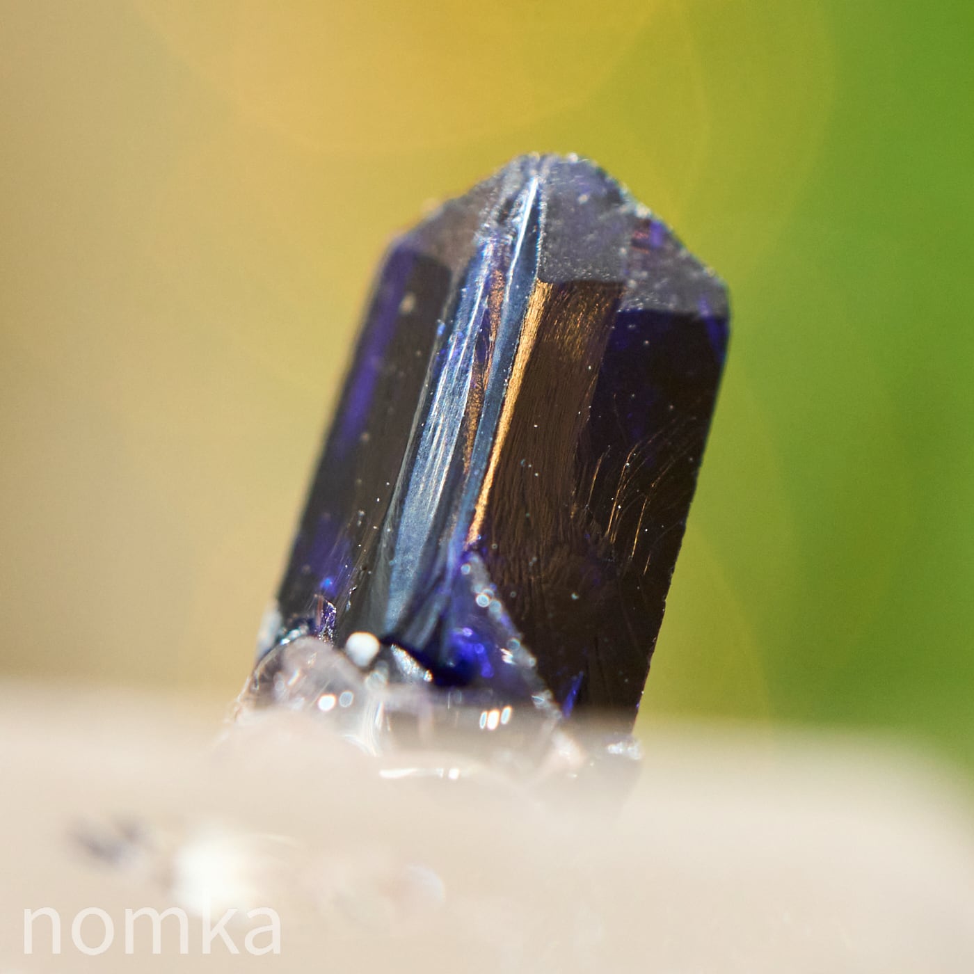 【紺青の小宇宙】モロッコ産 アズライト(藍銅鉱) 台付原石標本 0.56g ngem-0207