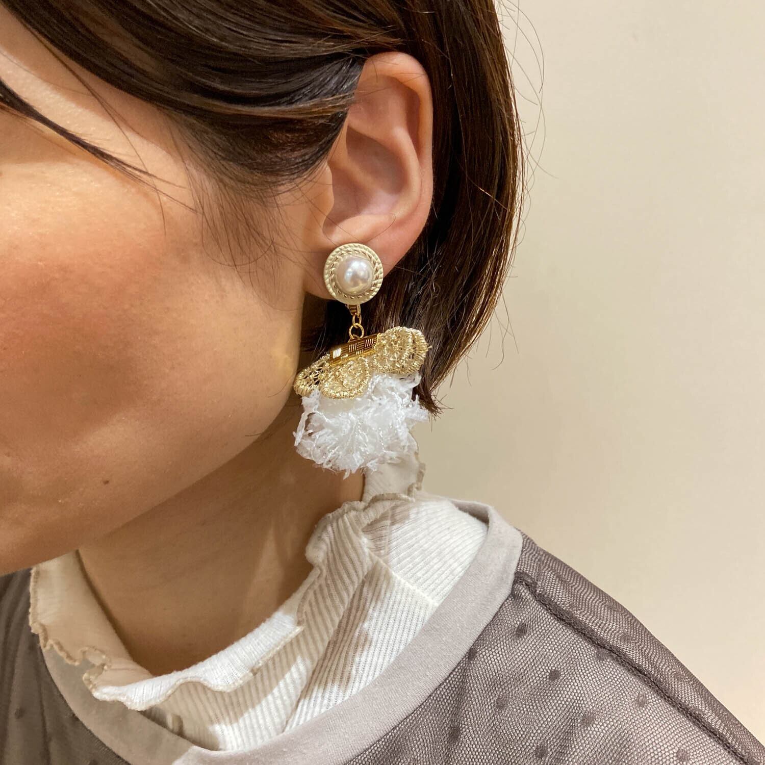 パールトップと白リボンタッセルの〈ピアス/イヤリング〉 | Dua