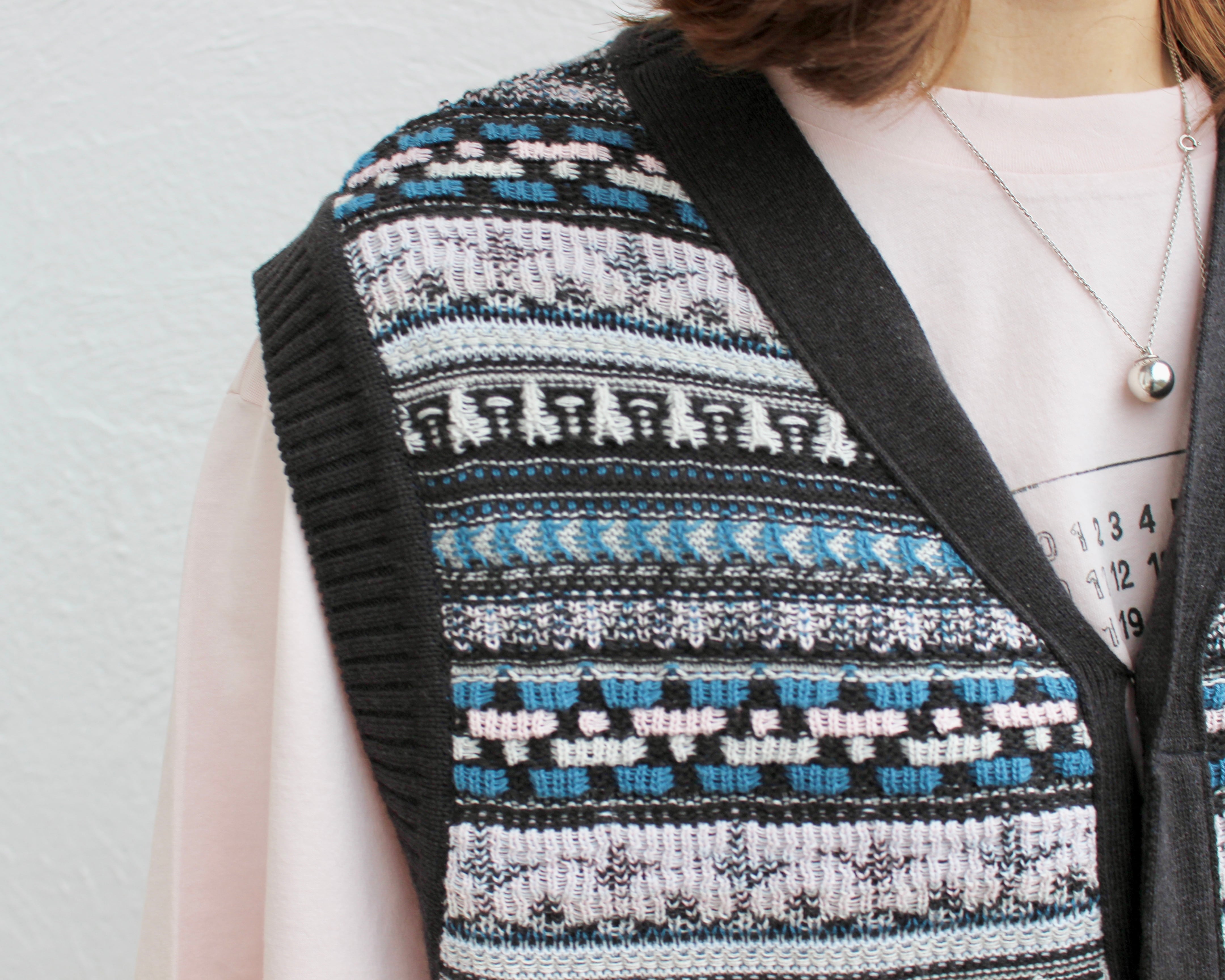 Nikki ESSENTIAL PIECES/V-neck knit vest | Coffee Restaurant