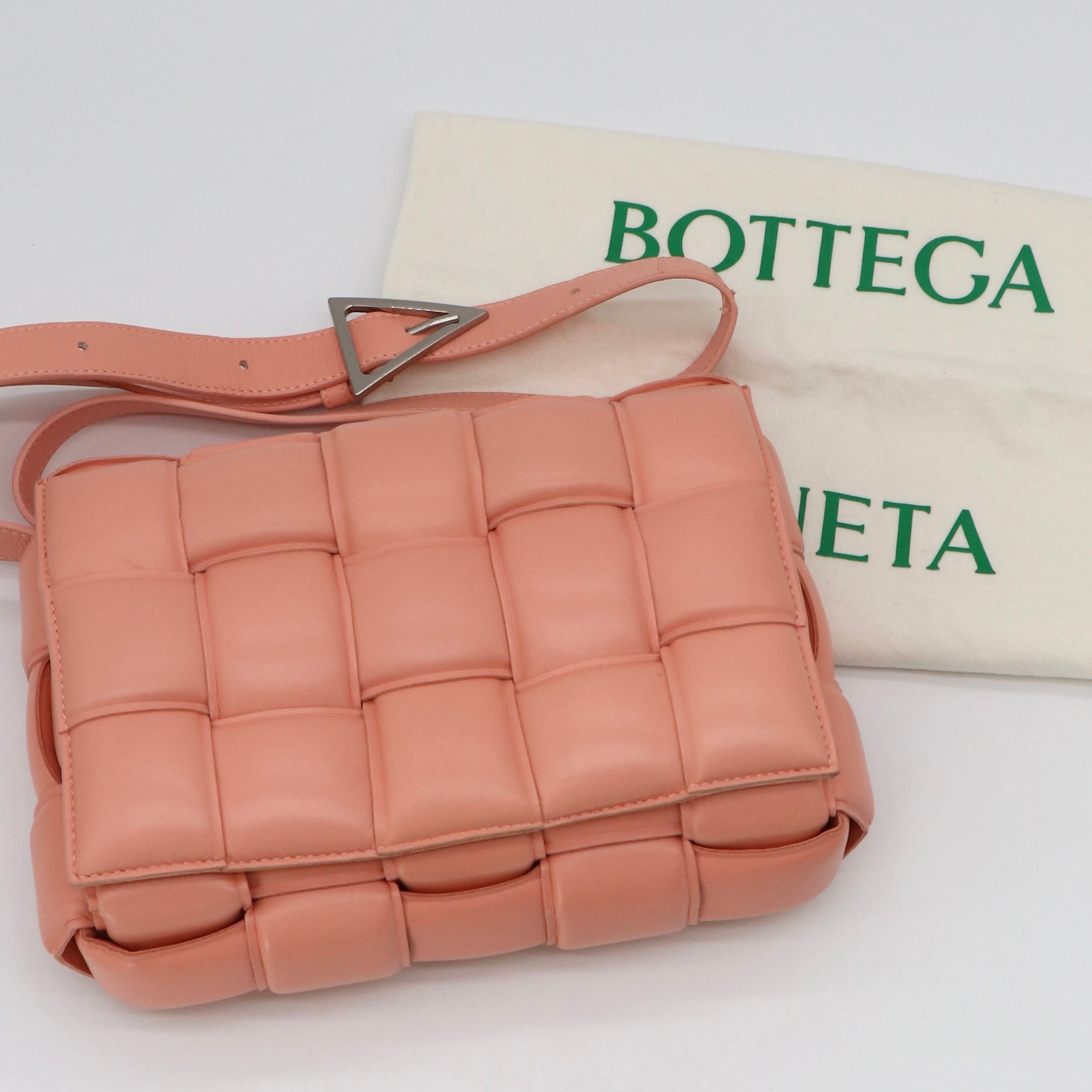 BOTTEGA VENETA パデッド カセット ショルダーバッグ ピンク 付属品付き ボッテガヴェネタ