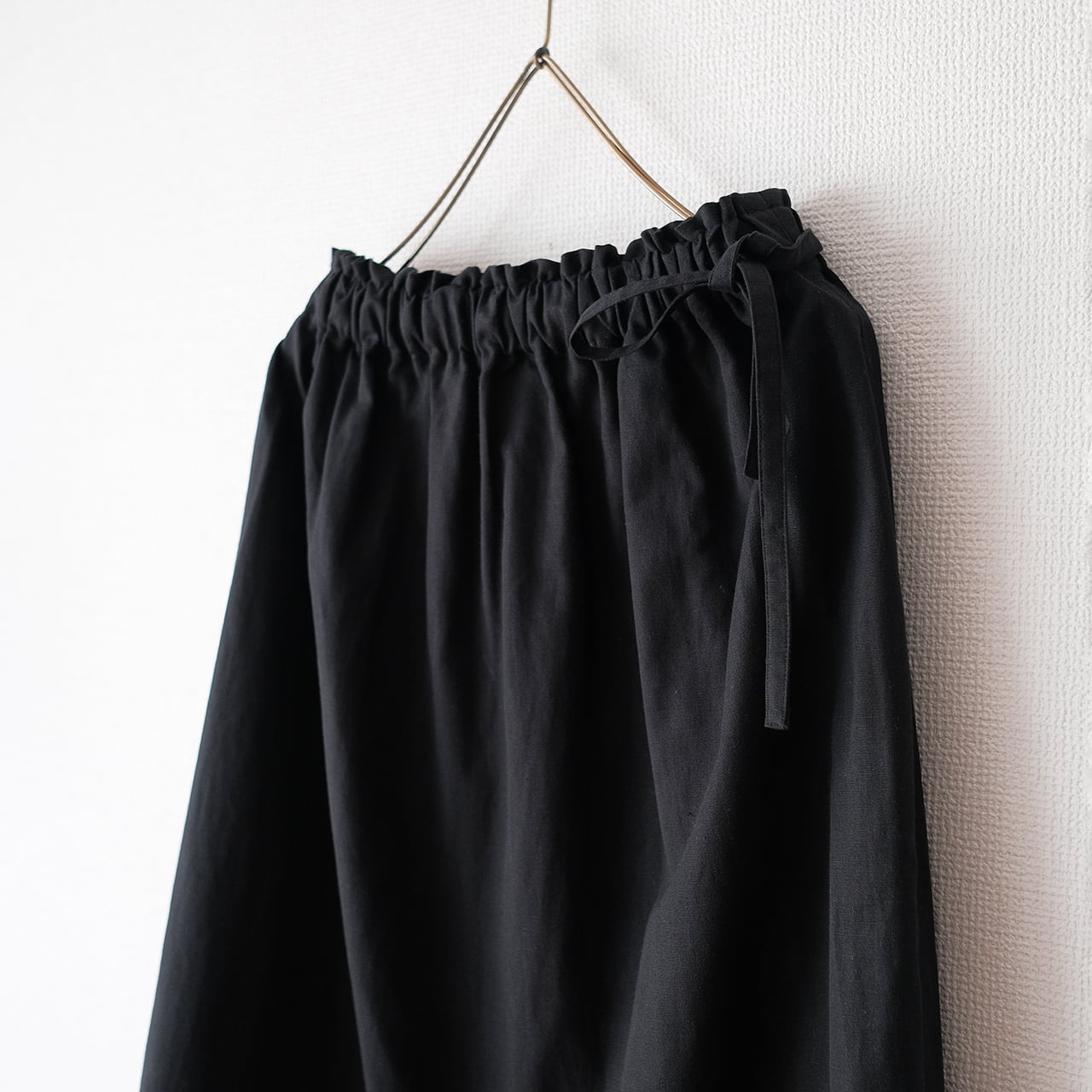 one side slit long skirt／cotton linen〈black〉 | SALUÉ