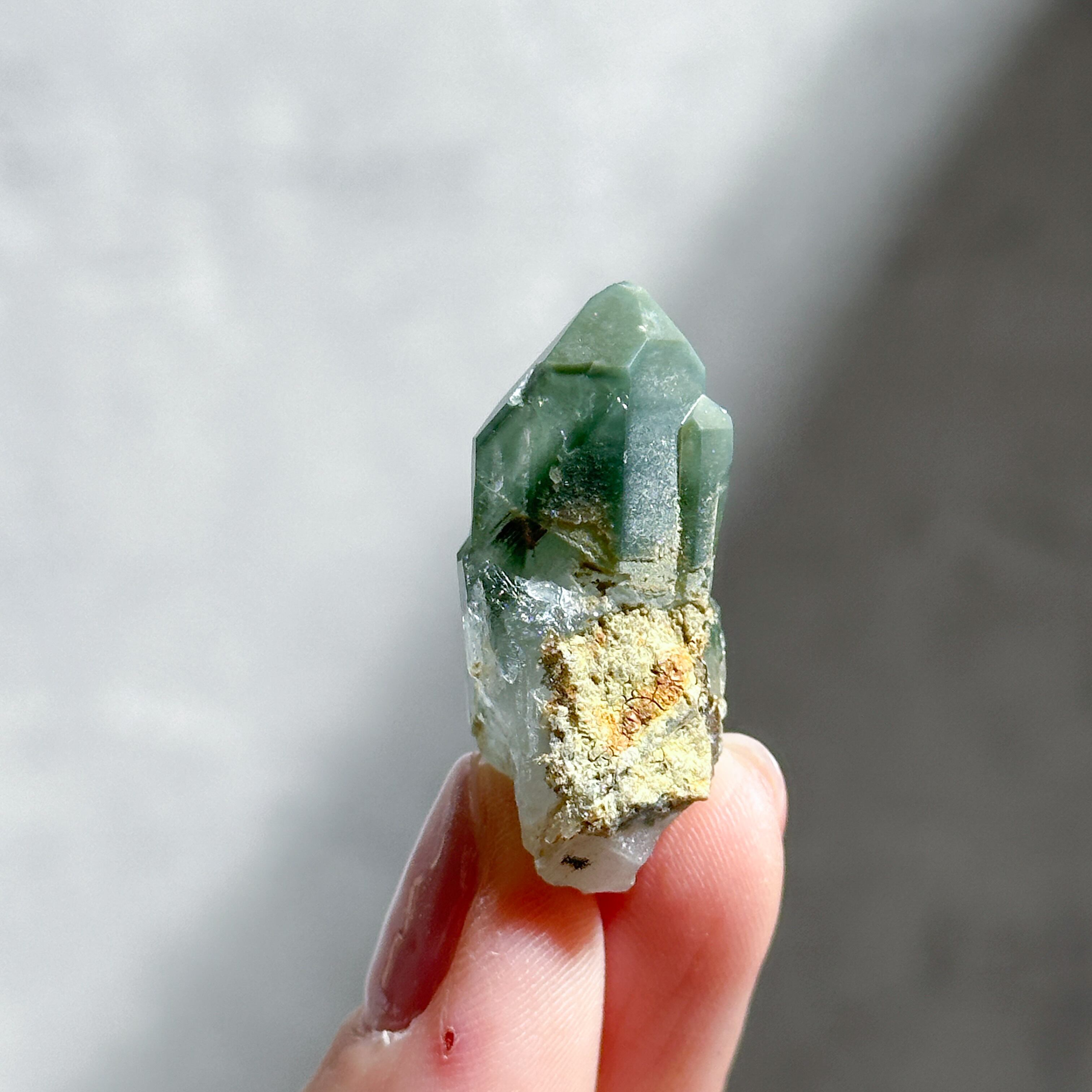 コロンビア産 クローライトインクォーツ コロンビア産のクローライトインクォーツ、クラスターです