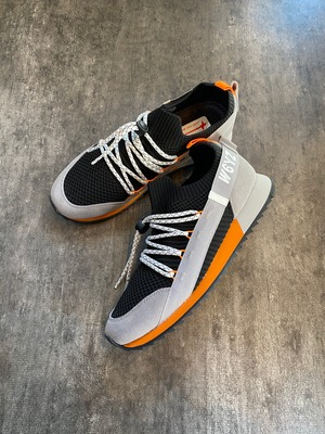 W6YZ / EVO-M / 01-2B32 / DARK.GREY-BLACK-ORANGE FLUO / ソックススニーカー