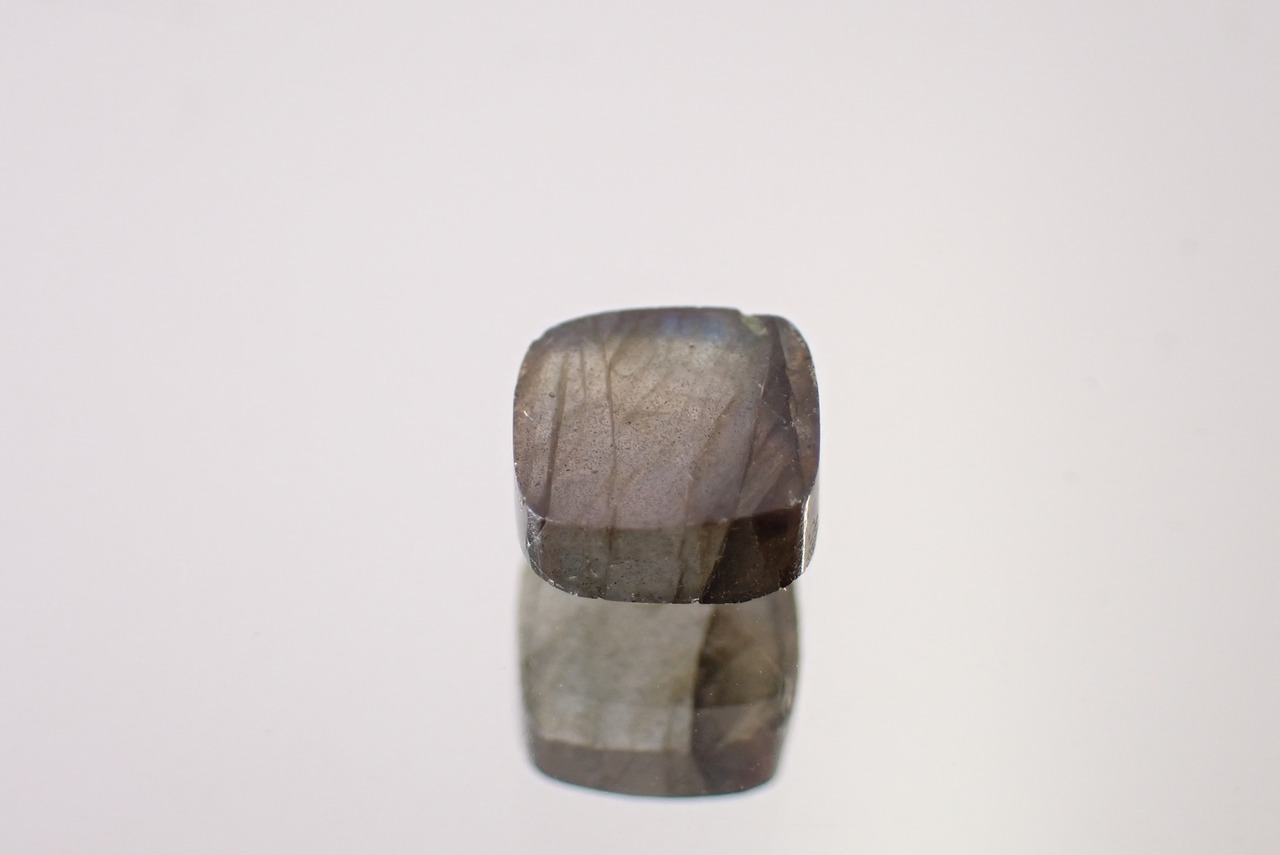 マダガスカル産ラブラドライト　1.07ct　 [D9-78]
